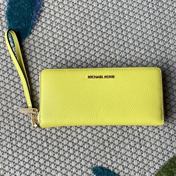 Michael Kors Jet Set Travel Large Travel CONTINENTAL 
Sunshine - Picture 16 of 16